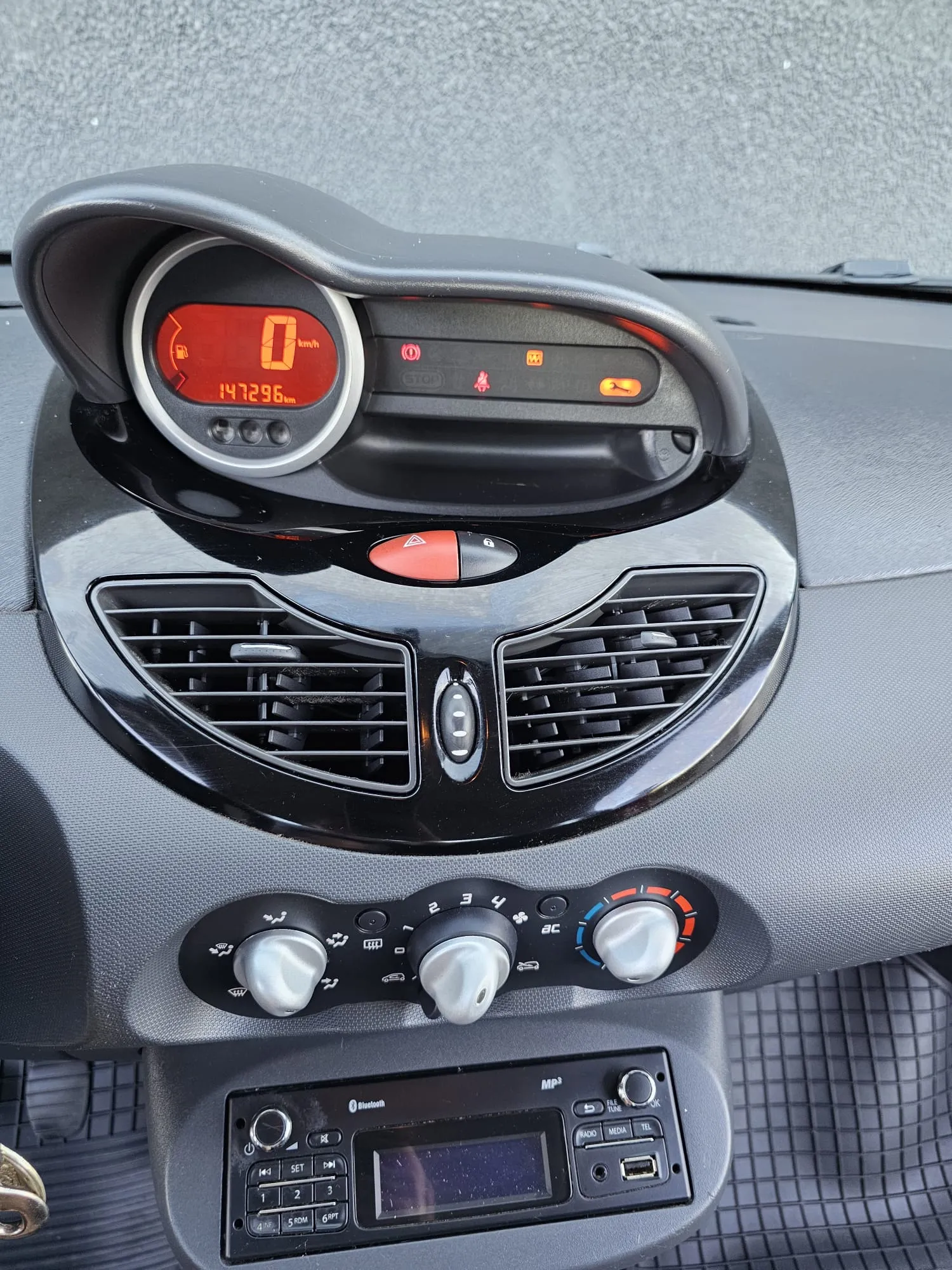 renault twingo 1,2 16v lev 2013. g 147000 - slika 15