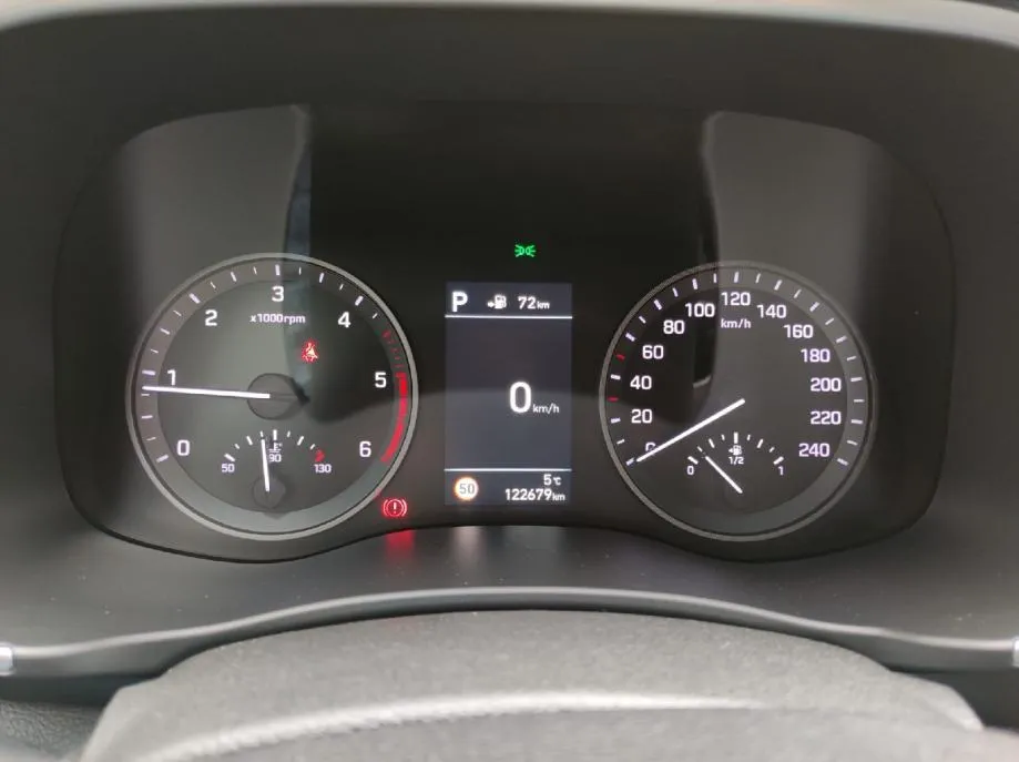hyundai tucson 1,6 crdi - hybrid - 120.000km - kamera - navi - reg ! - slika 18