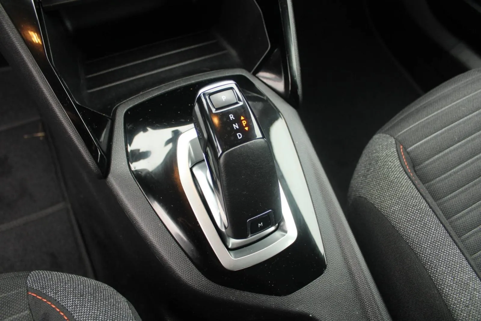 peugeot 2008 1.2 puretech automatik - slika 18