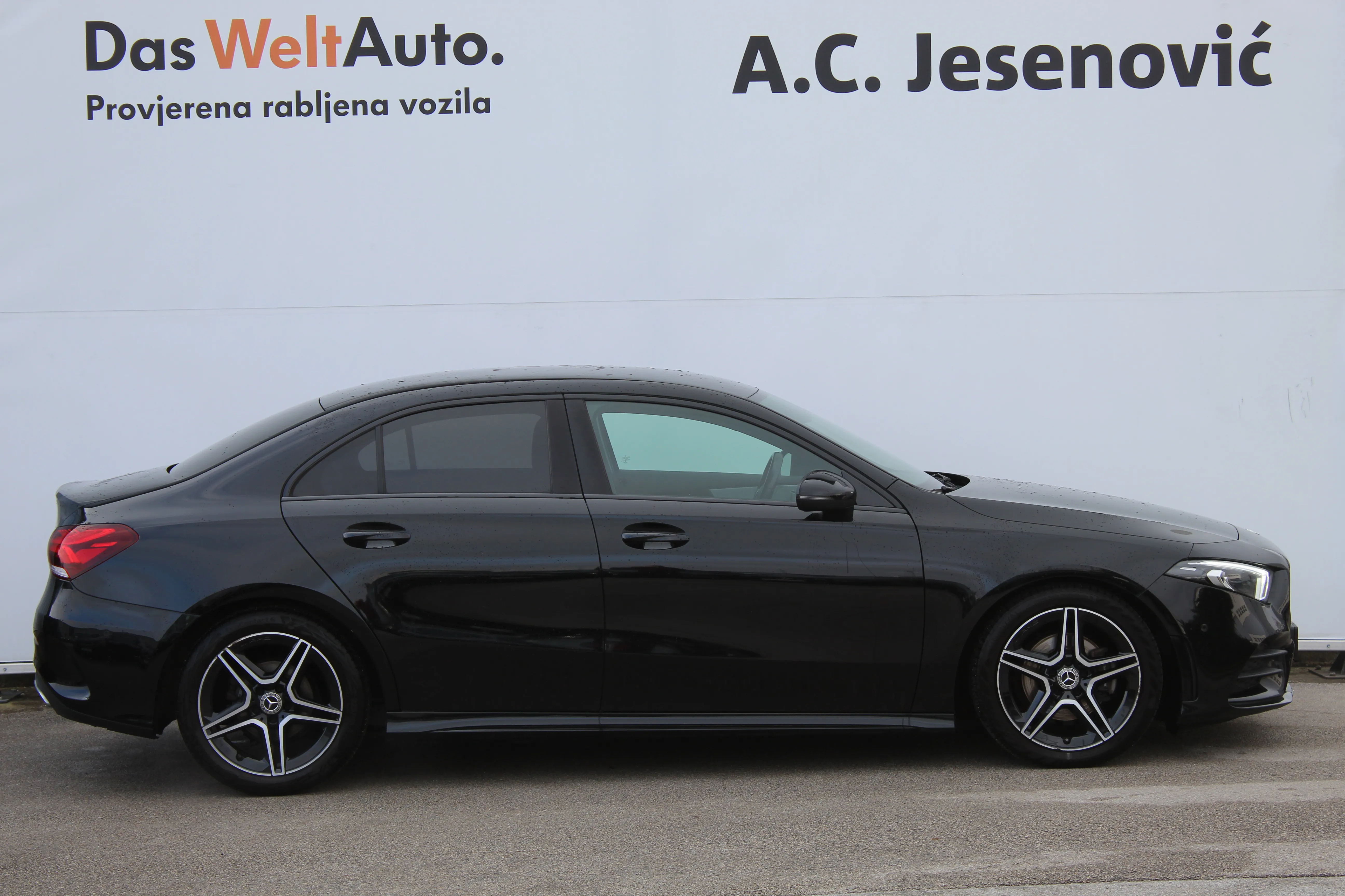13073 mercedes-benz a limuzina 180 amg line - slika 4