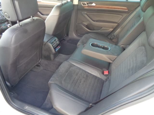 vw passat variant 2,0 tdi r line/led/navi/gr.sj./temp/pdc/ambl/alu18 - slika 13