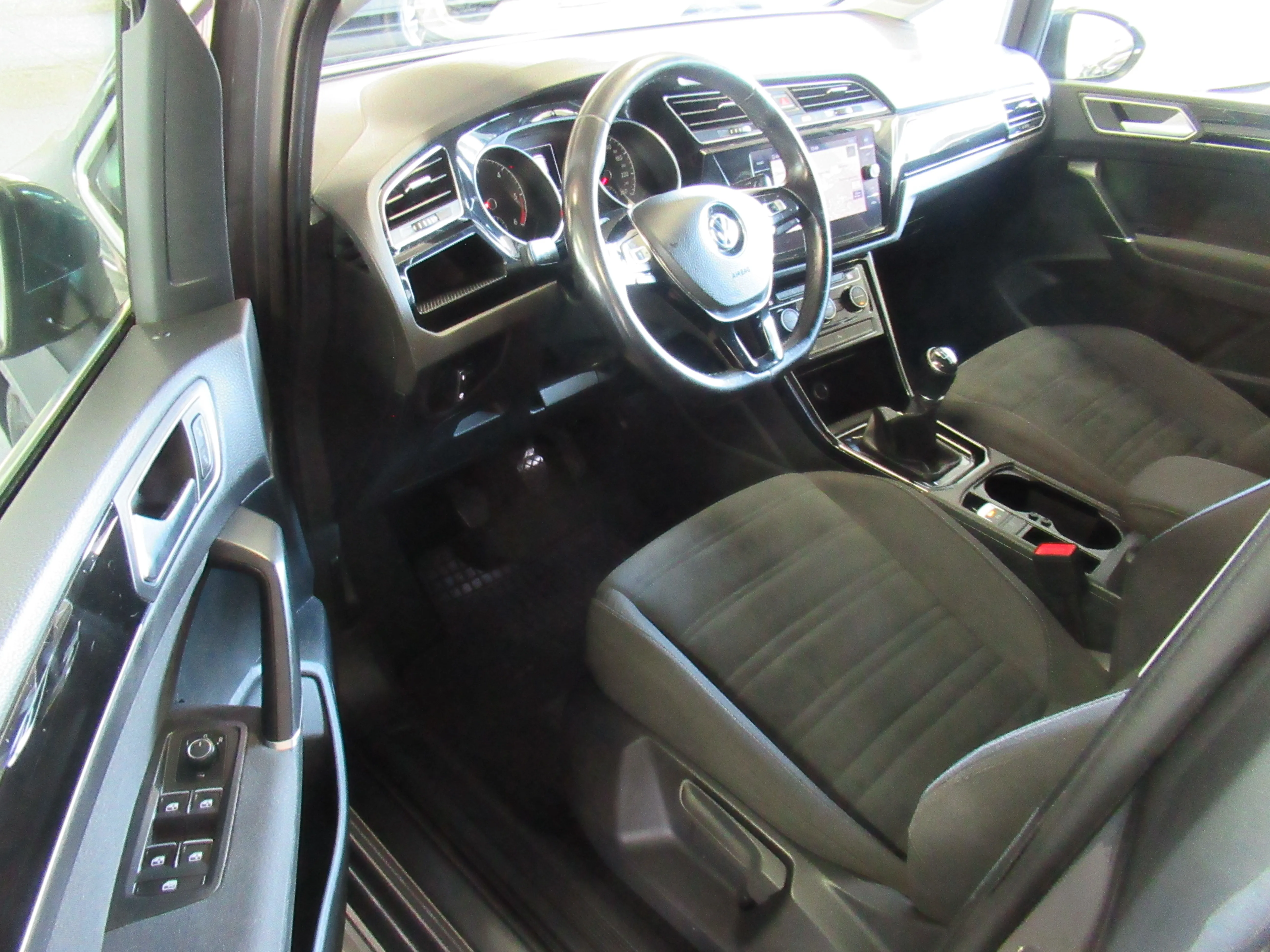volkswagen touran 1.6 tdi r-line 1.vlastnik. full led. - slika 11