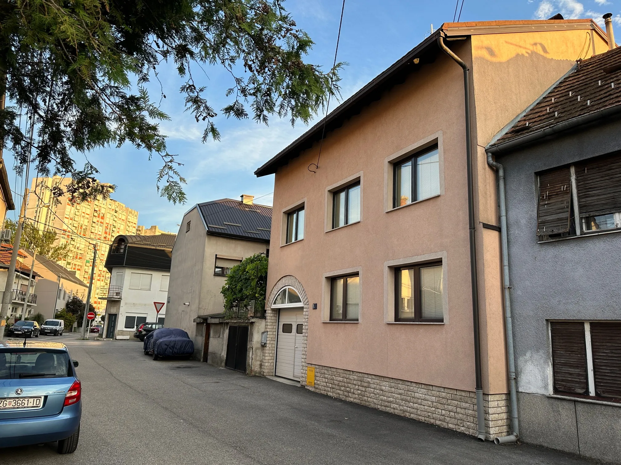 kuća s dvorištem - slika 2