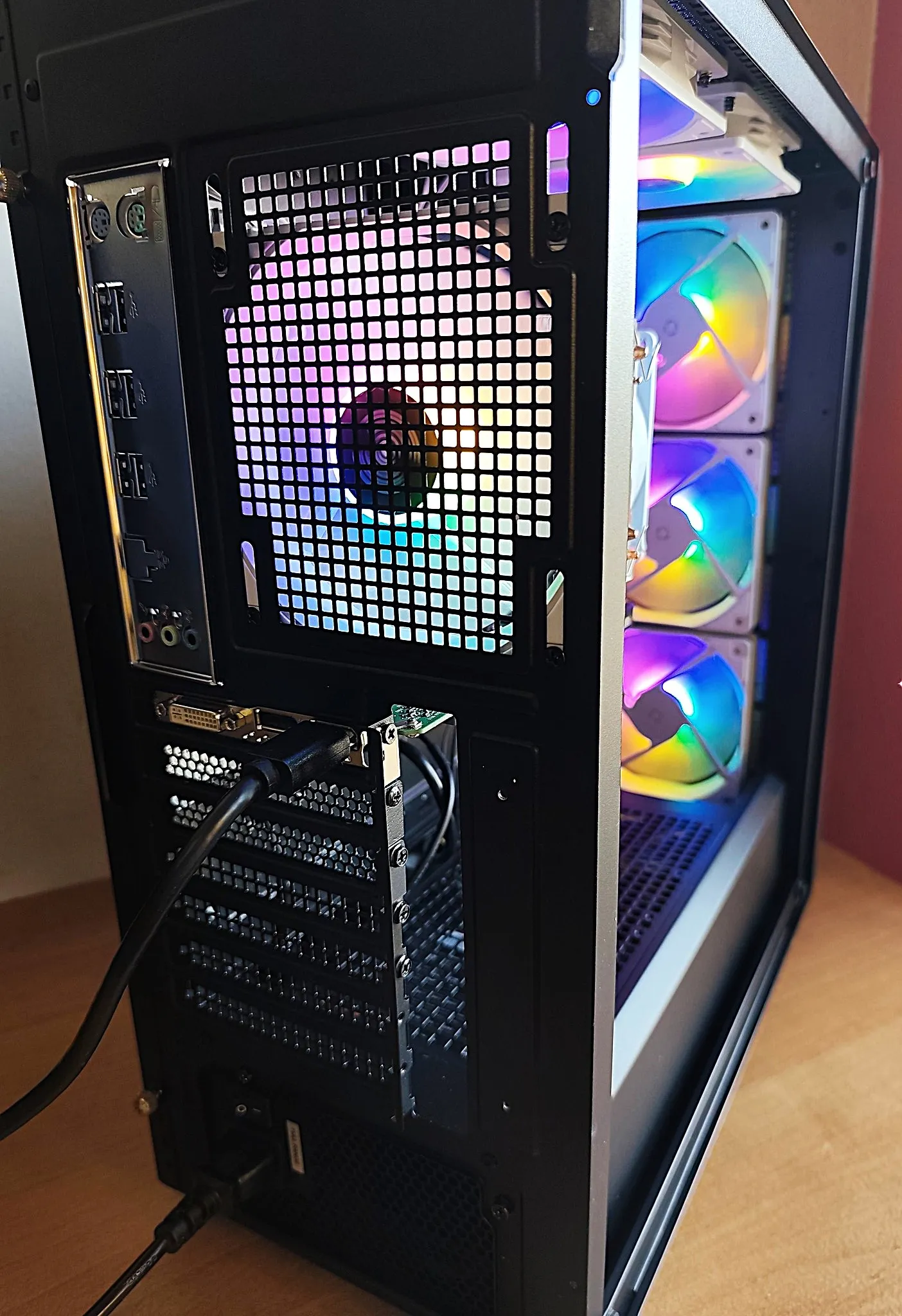 xeon e5-2680 v4 14/28, k2200 4gb gddr5, 16gb ddr4, m.2 256gb - slika 4