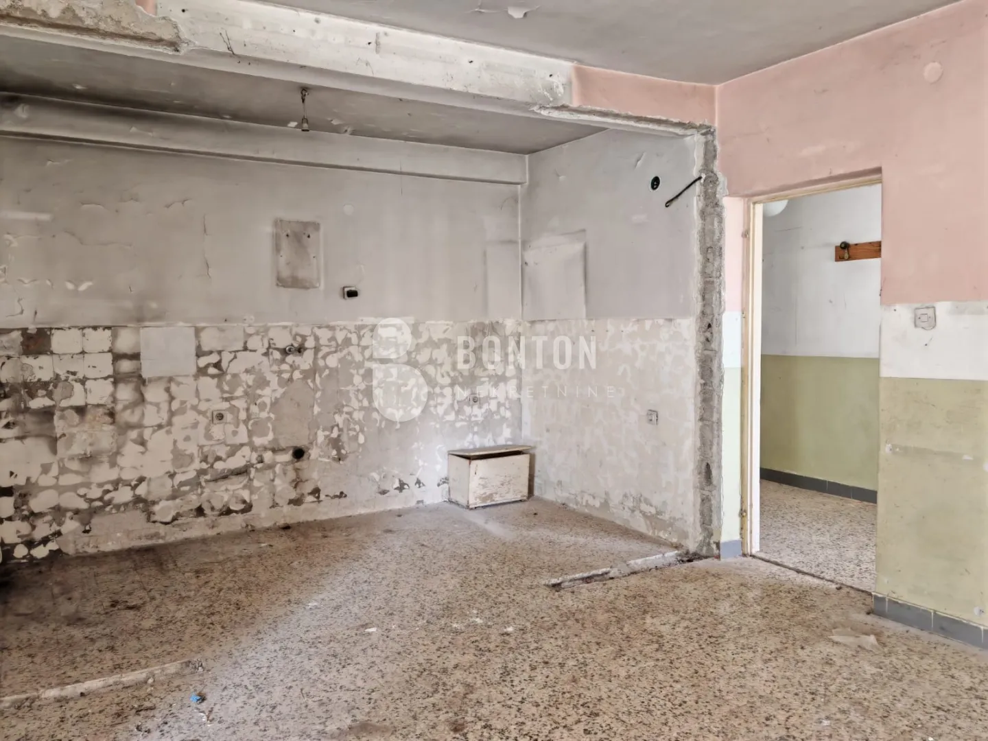 sikovo-stan za renovaciju-prilika etažirano - slika 15