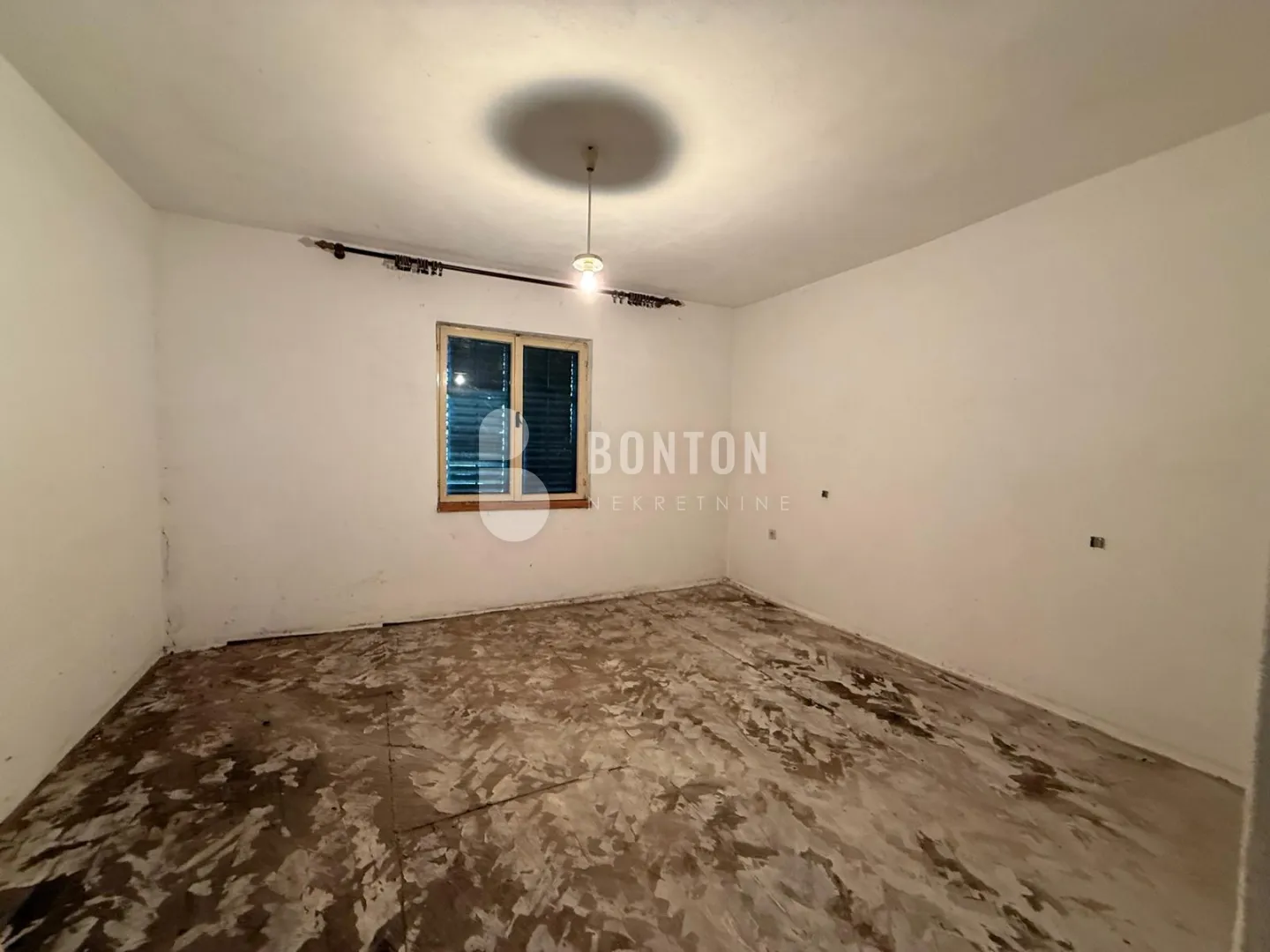 sikovo-stan za renovaciju-prilika etažirano - slika 12
