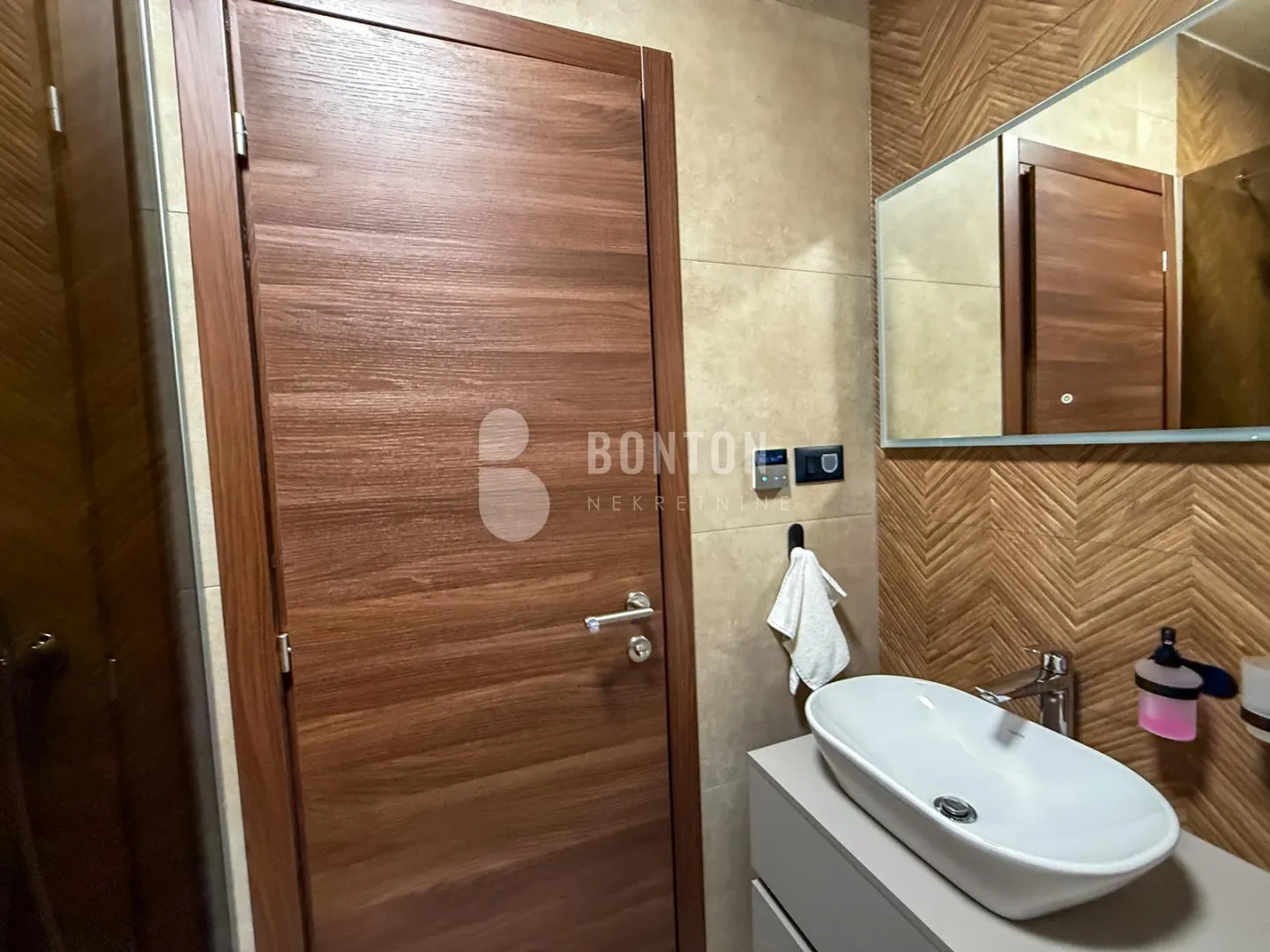 kožino-trosobni luxsuzni stan 1 kat-pogled na more - slika 41