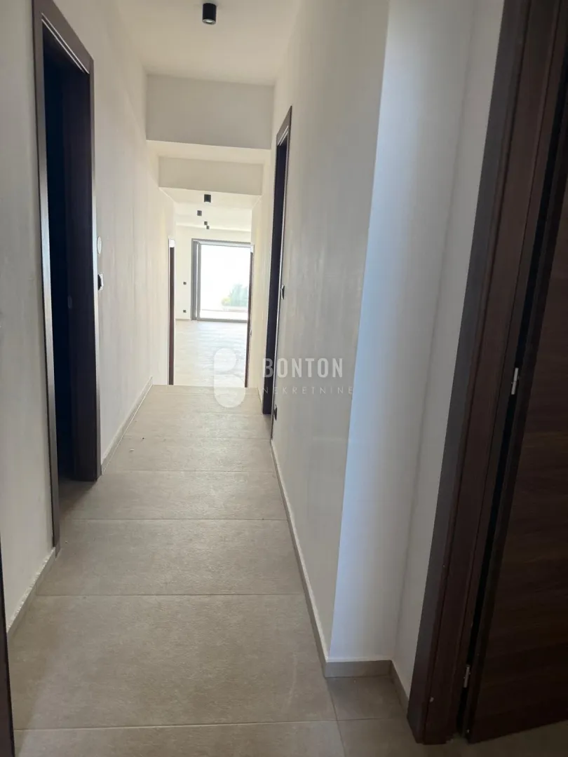 kožino-trosobni luxsuzni stan 1 kat-pogled na more - slika 26
