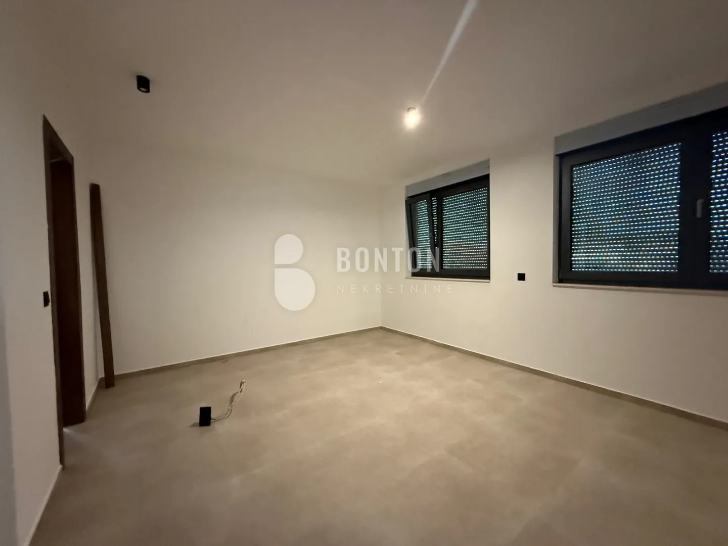 kožino-trosobni luxsuzni stan 1 kat-pogled na more - slika 10