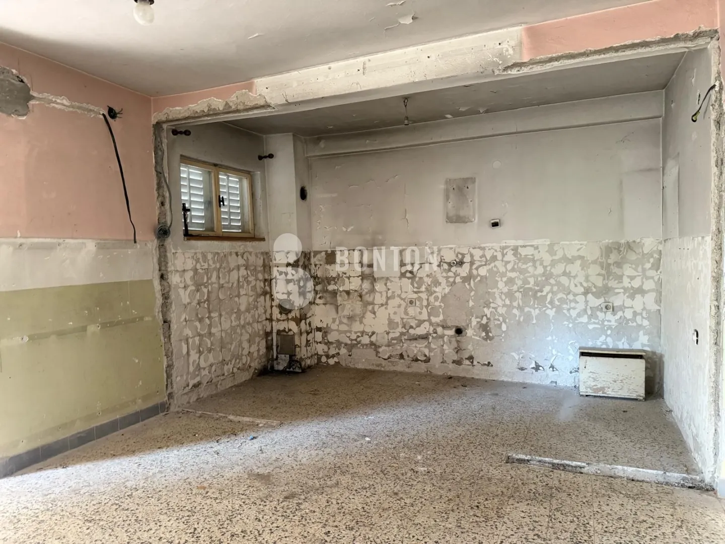sikovo-stan za renovaciju-prilika etažirano - slika 7
