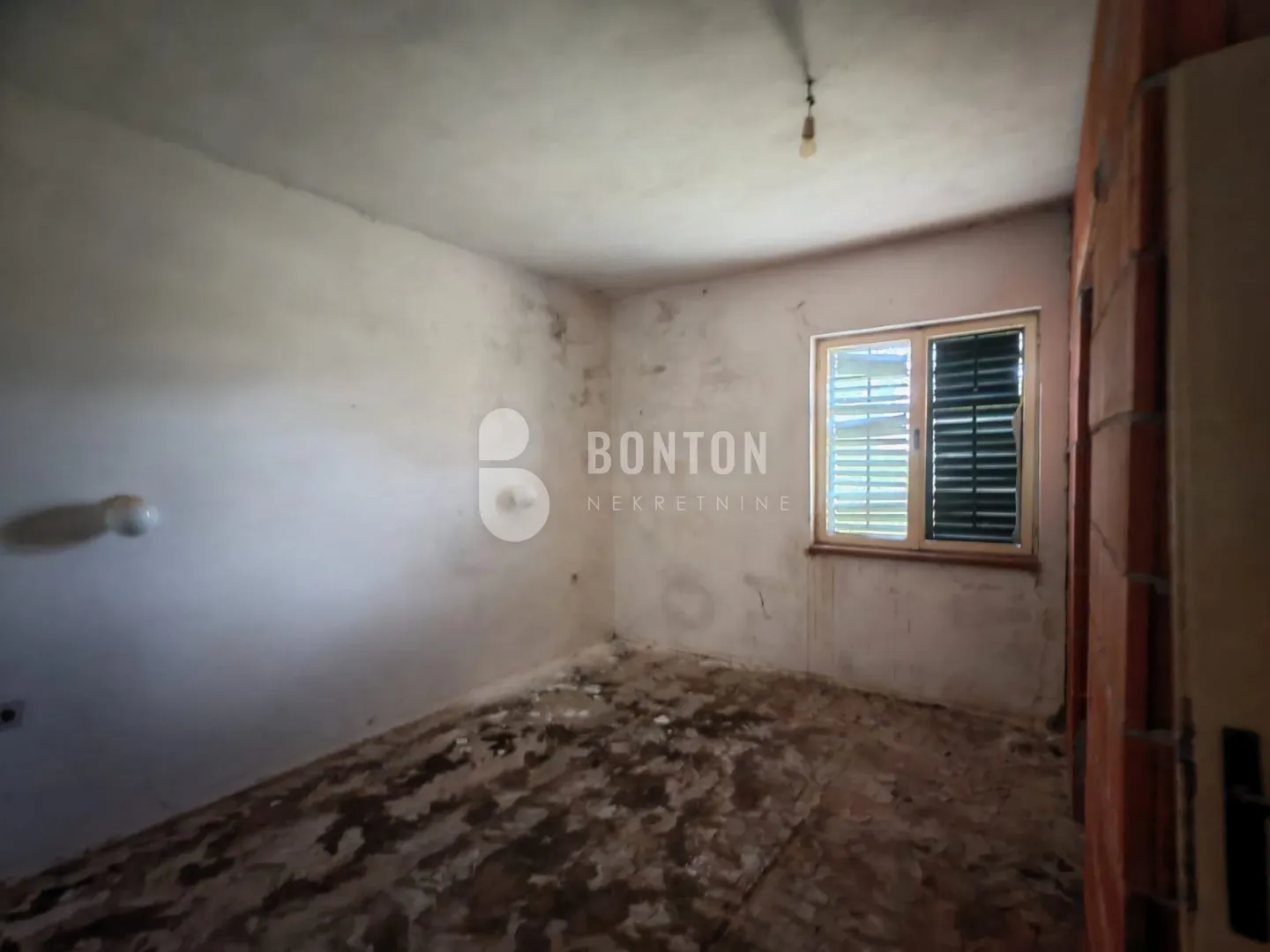sikovo-stan za renovaciju-prilika etažirano - slika 30