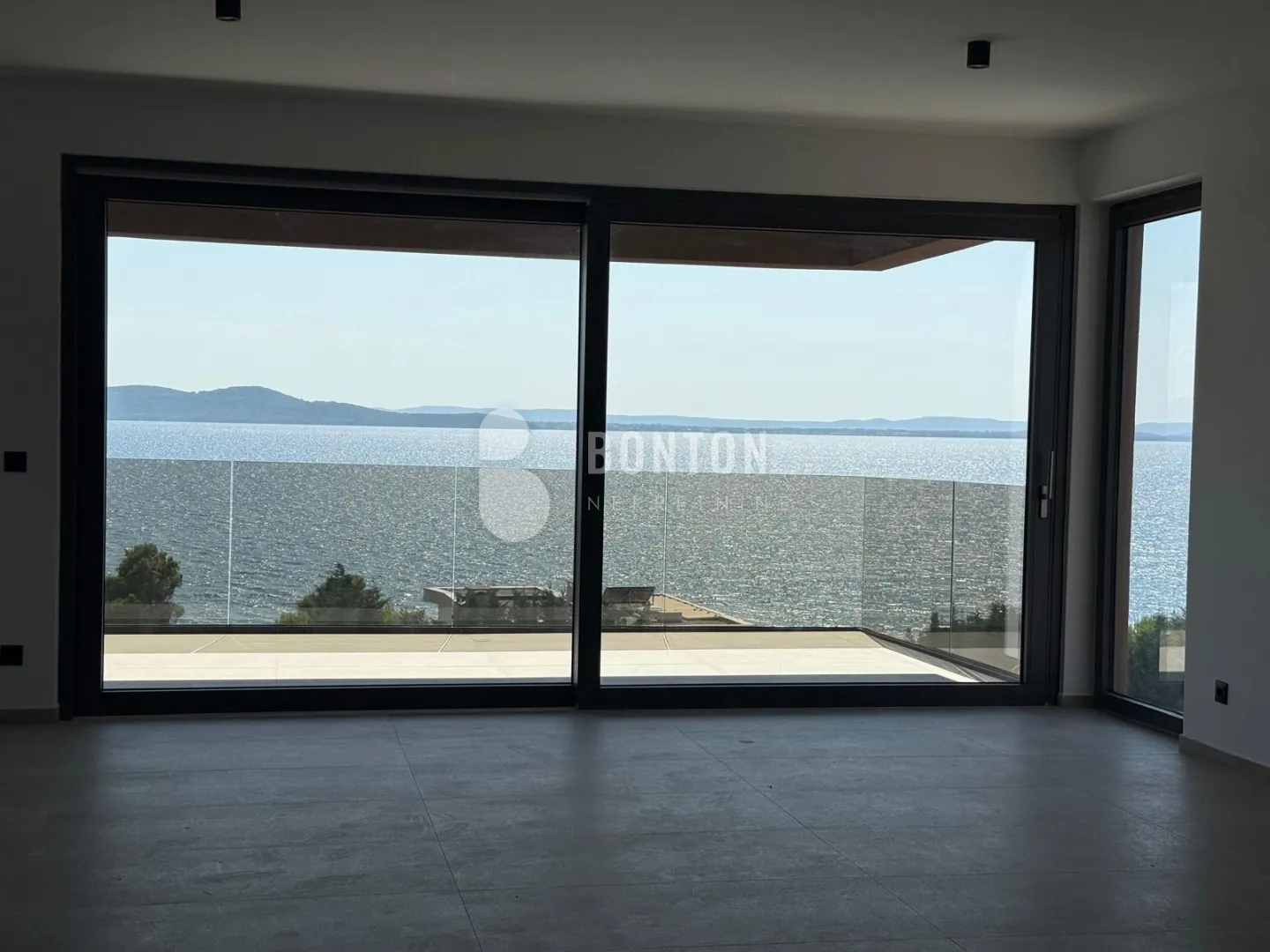 kožino-trosobni luxsuzni stan 1 kat-pogled na more - slika 3