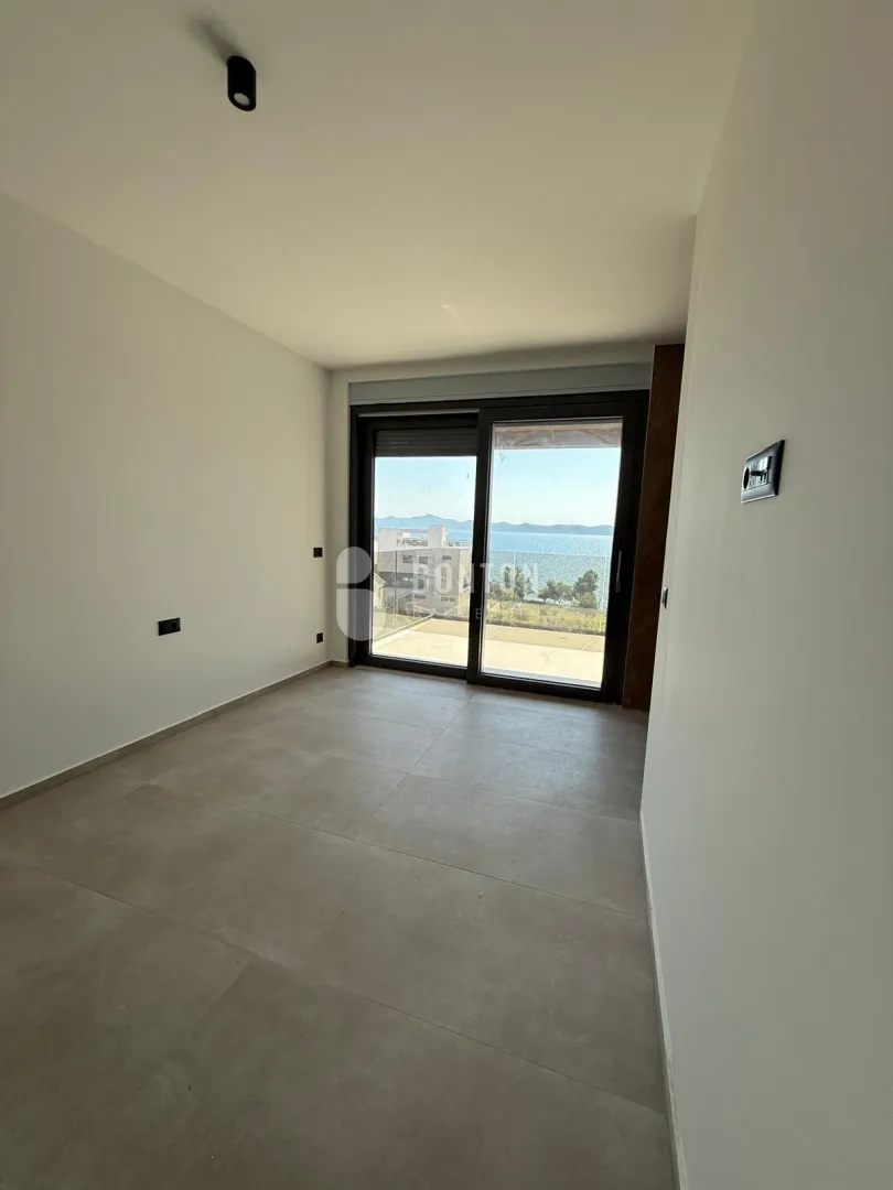kožino-trosobni luxsuzni stan 1 kat-pogled na more - slika 6