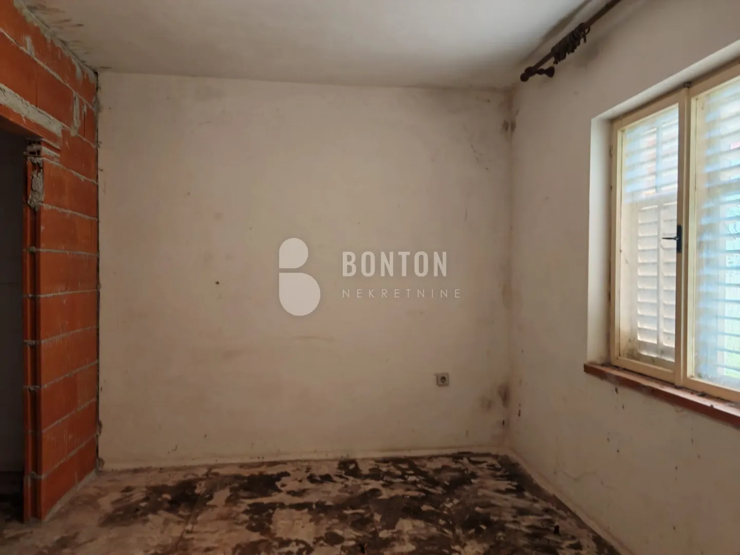 sikovo-stan za renovaciju-prilika etažirano - slika 32
