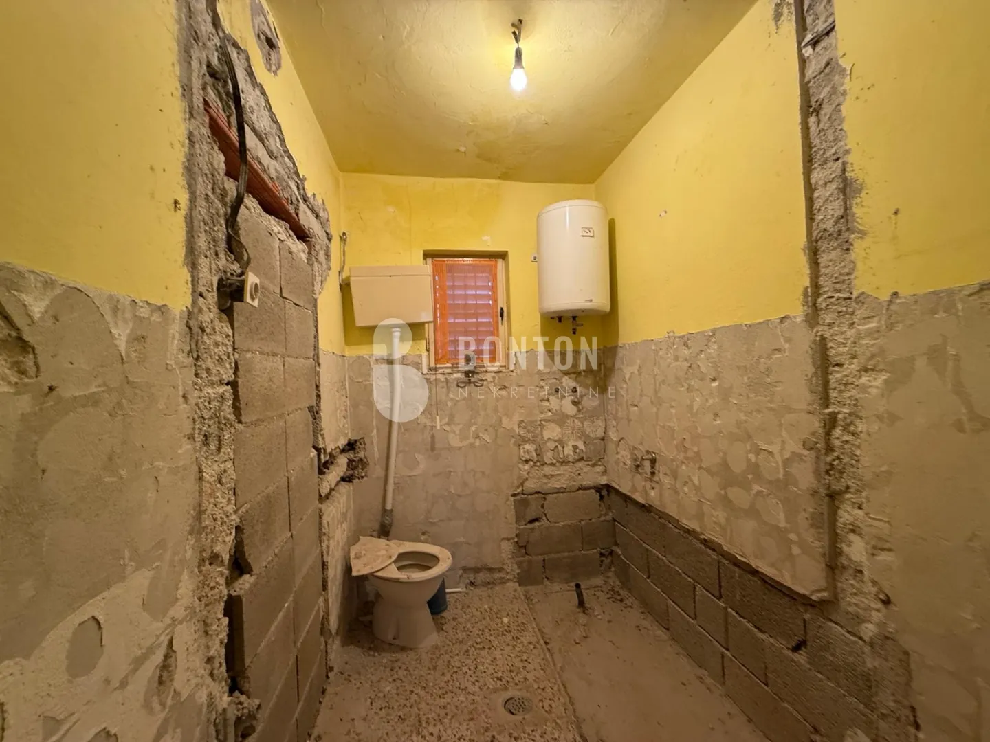 sikovo-stan za renovaciju-prilika etažirano - slika 9