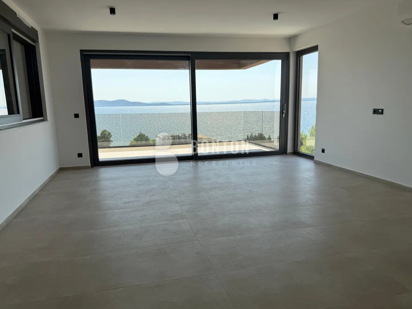 kožino-trosobni luxsuzni stan 1 kat-pogled na more - slika 2