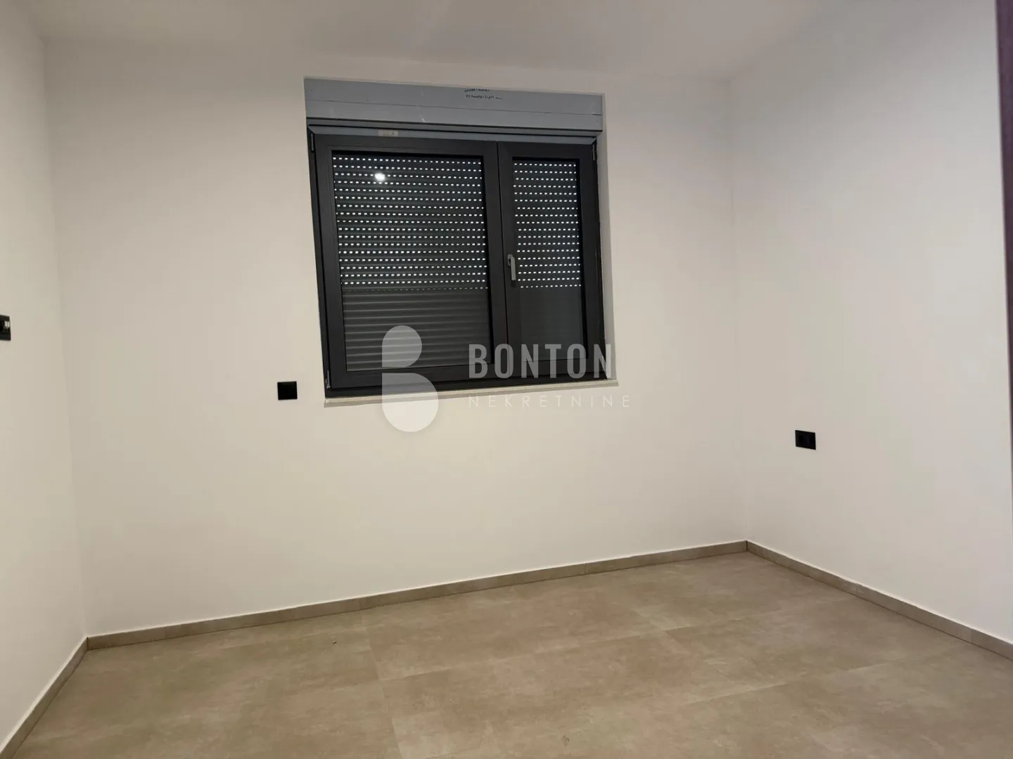 kožino-trosobni luxsuzni stan 1 kat-pogled na more - slika 9