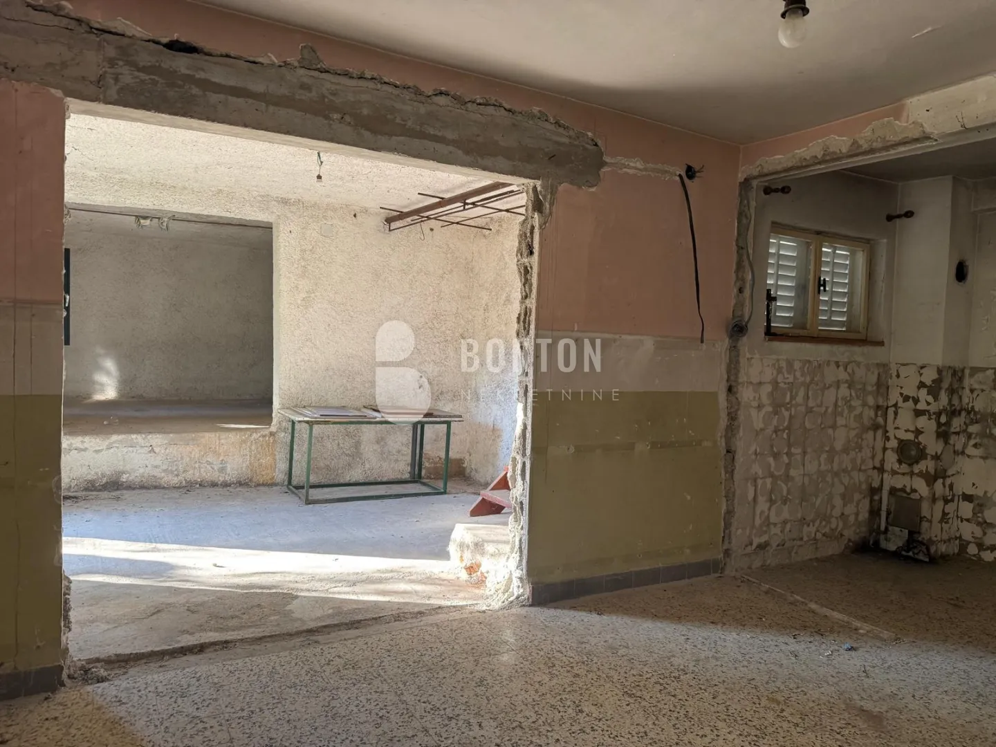 sikovo-stan za renovaciju-prilika etažirano - slika 11