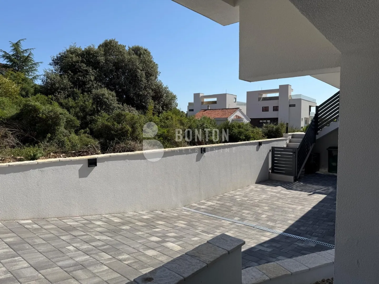 kožino-trosobni luxsuzni stan 1 kat-pogled na more - slika 51