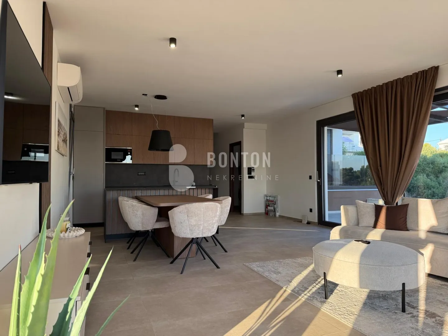 kožino-trosobni luxsuzni stan 1 kat-pogled na more - slika 19