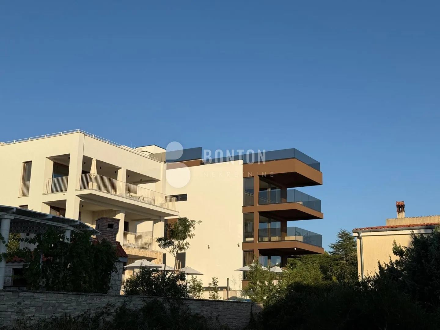 kožino-trosobni luxsuzni stan 1 kat-pogled na more - slika 17