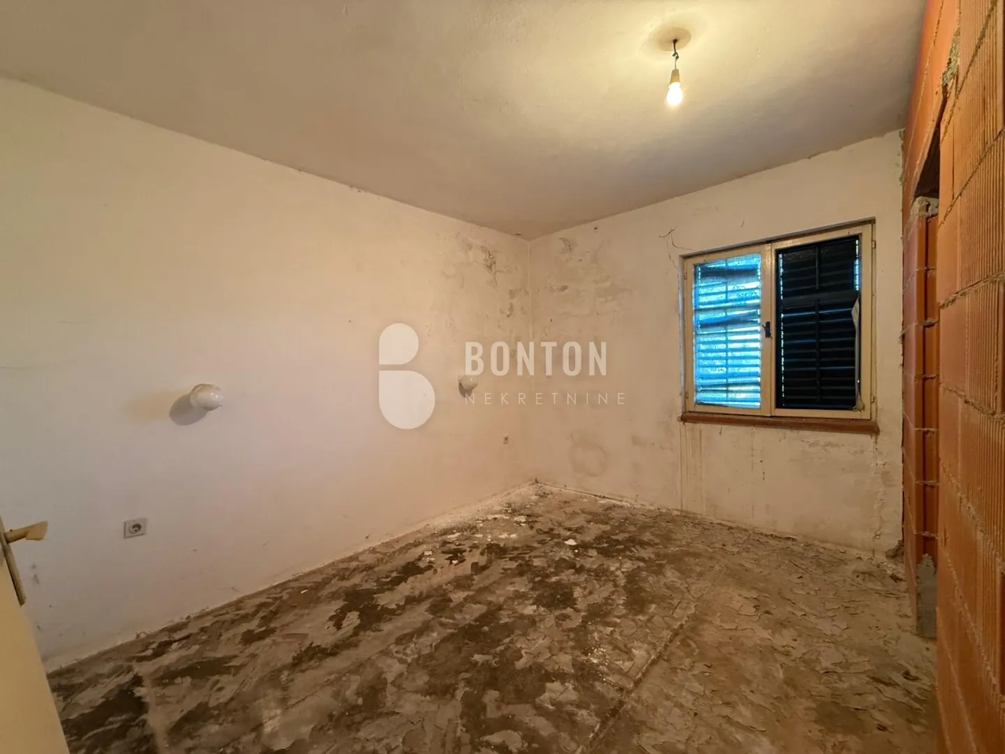 sikovo-stan za renovaciju-prilika etažirano - slika 10