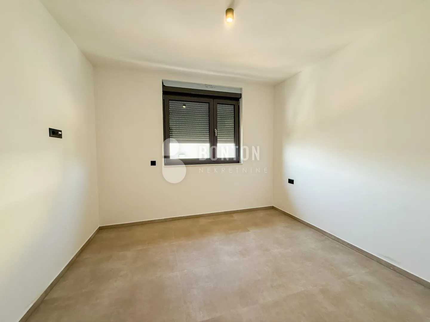 kožino-trosobni luxsuzni stan 1 kat-pogled na more - slika 33