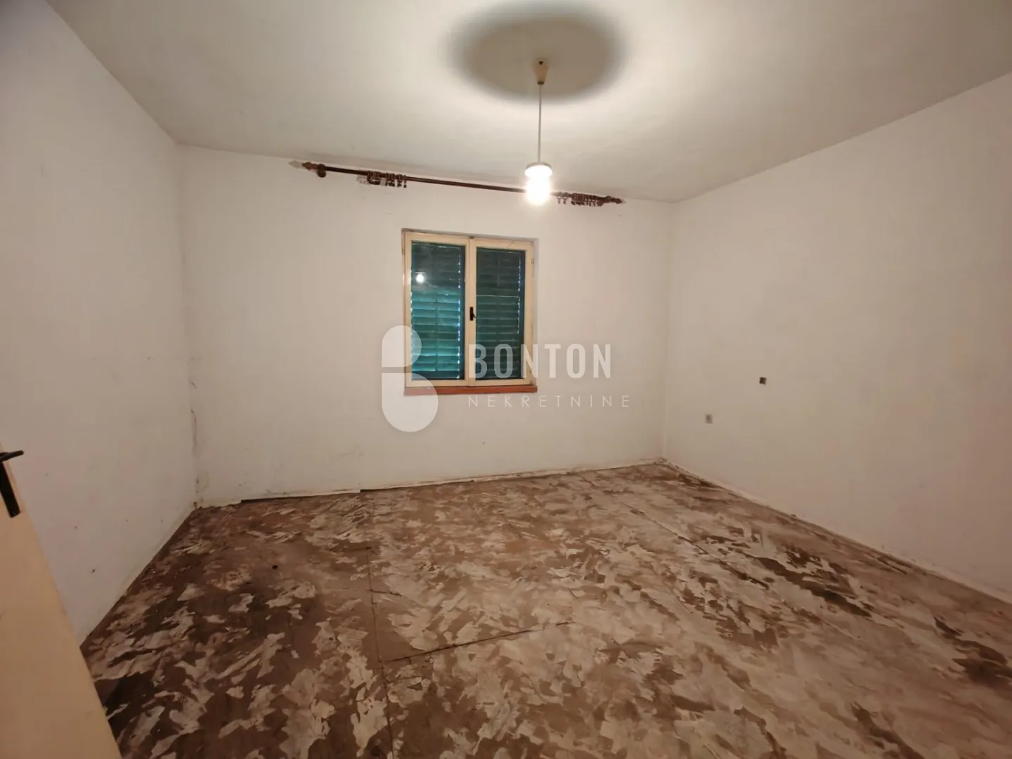 sikovo-stan za renovaciju-prilika etažirano - slika 19