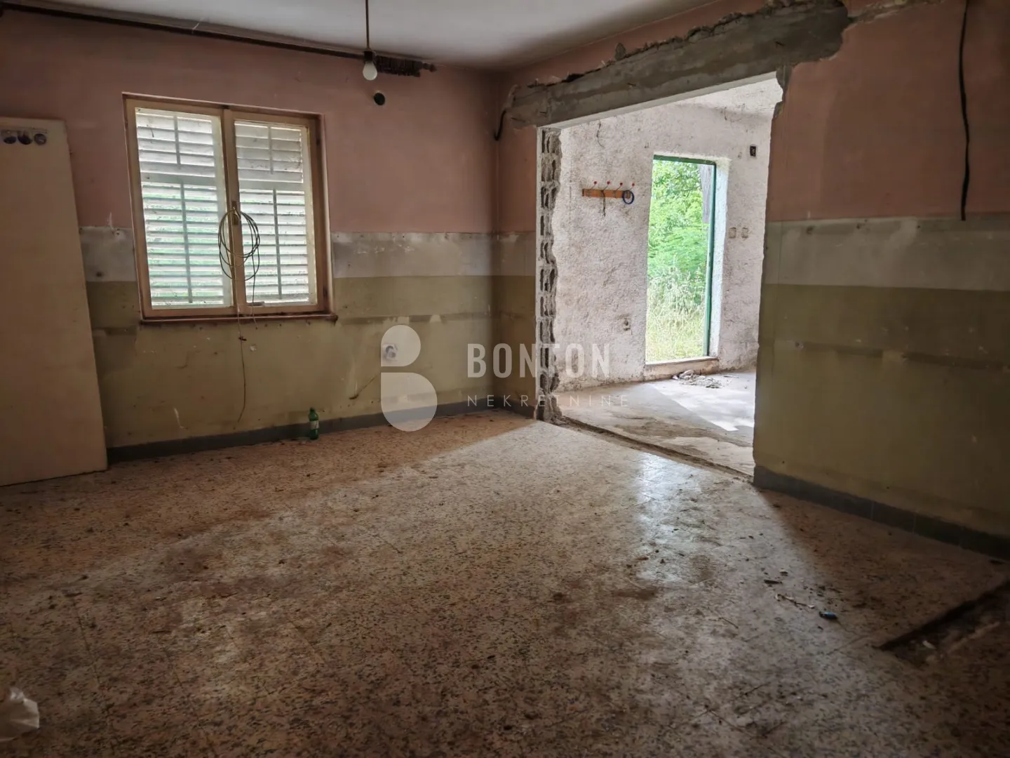 sikovo-stan za renovaciju-prilika etažirano - slika 16
