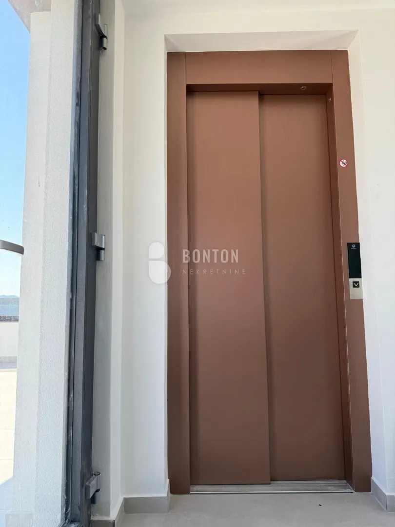 kožino-trosobni luxsuzni stan 1 kat-pogled na more - slika 39