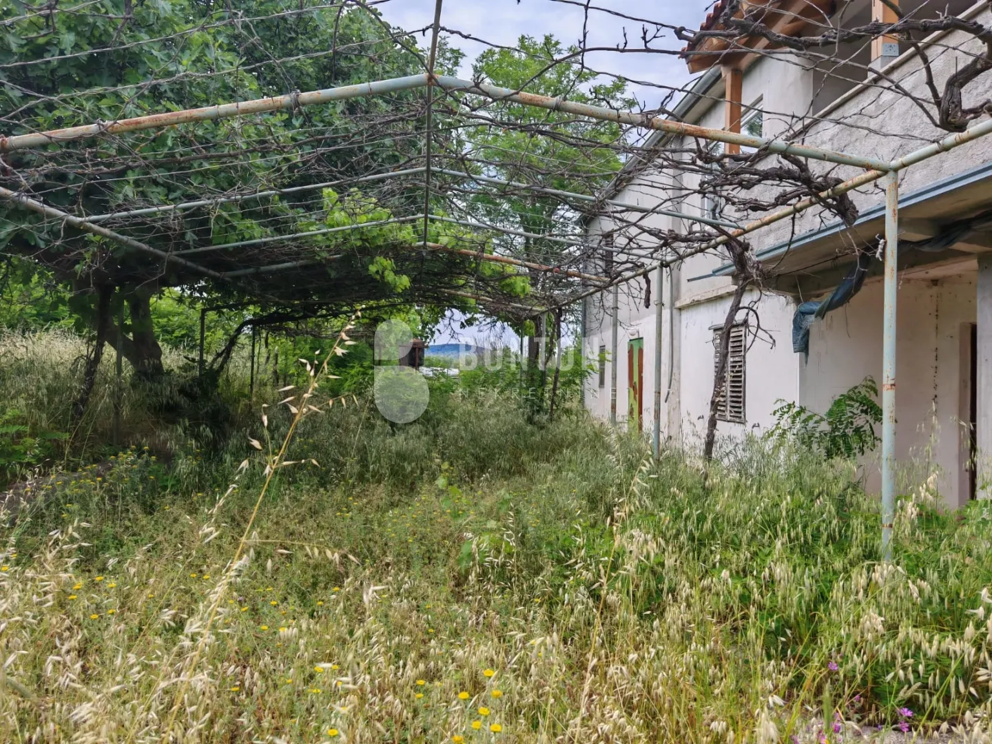 sikovo-stan za renovaciju-prilika etažirano - slika 6