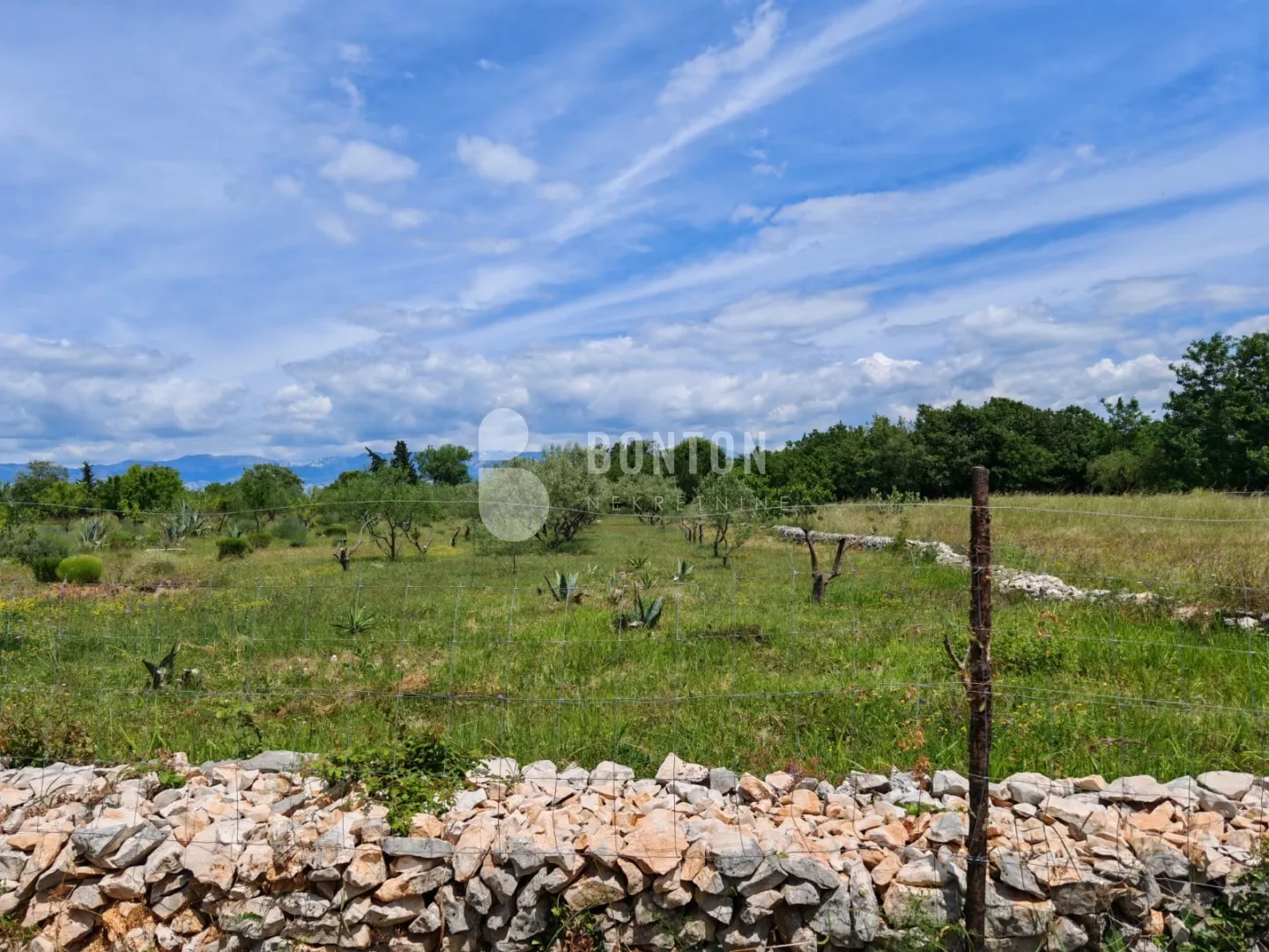 sikovo-stan za renovaciju-prilika etažirano - slika 25