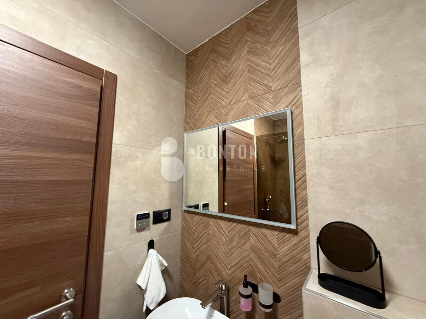 kožino-trosobni luxsuzni stan 1 kat-pogled na more - slika 25