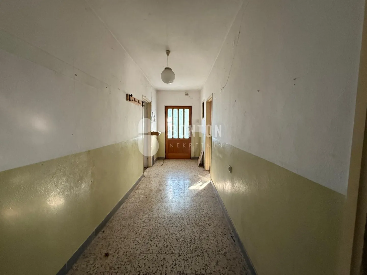 sikovo-stan za renovaciju-prilika etažirano - slika 5