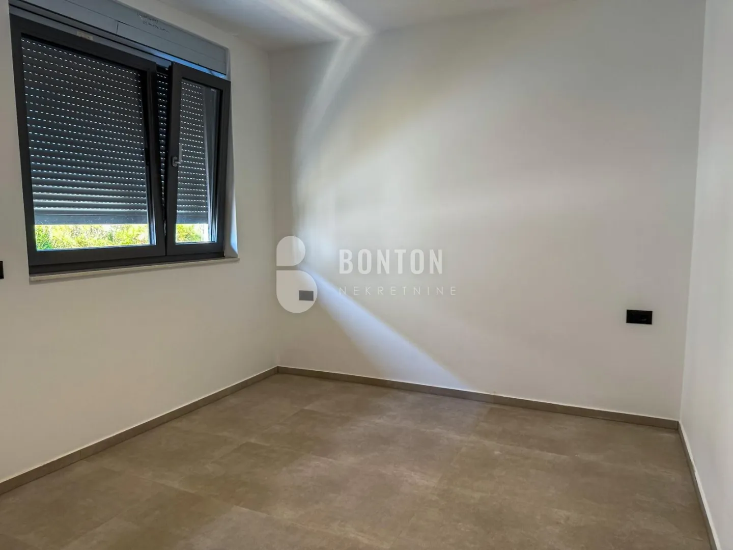 kožino-trosobni luxsuzni stan 1 kat-pogled na more - slika 31