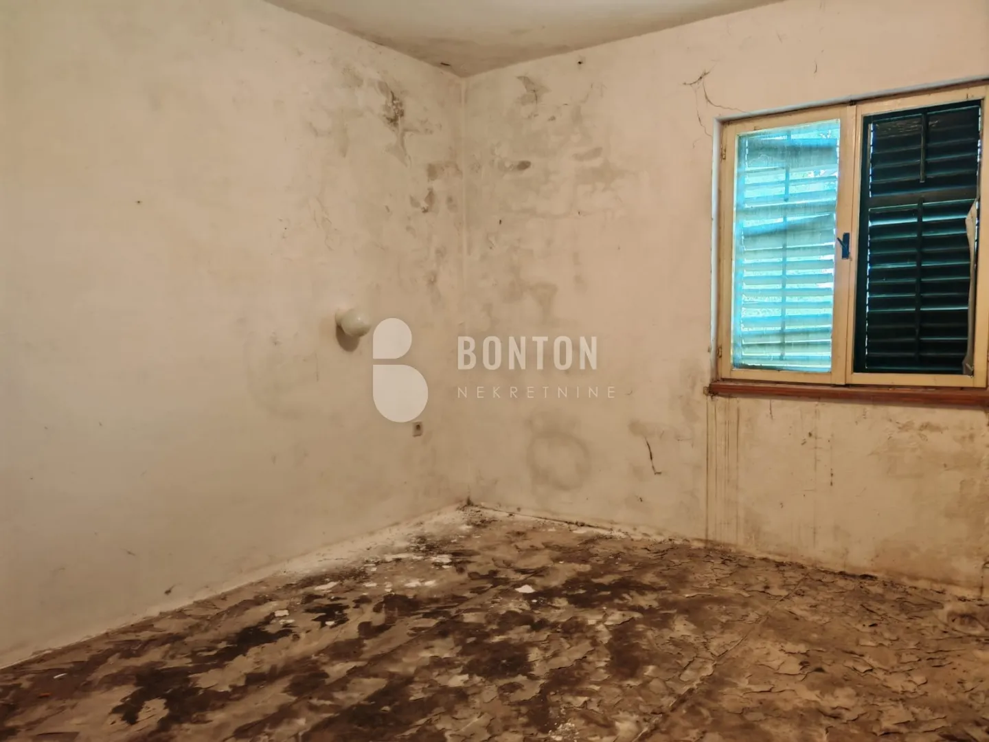 sikovo-stan za renovaciju-prilika etažirano - slika 20