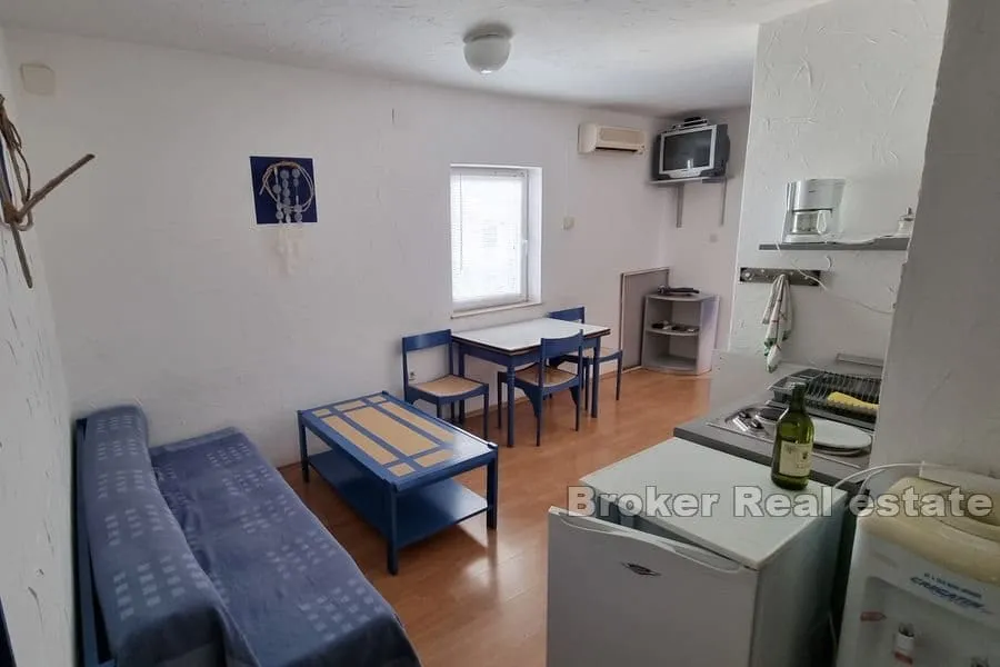 apartmanska kuća blizu plaže i centra - slika 2