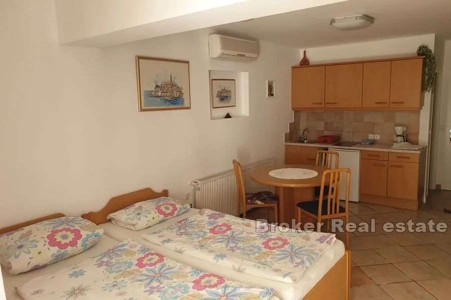 apartmanska kuća u drugom redu od mora - slika 12