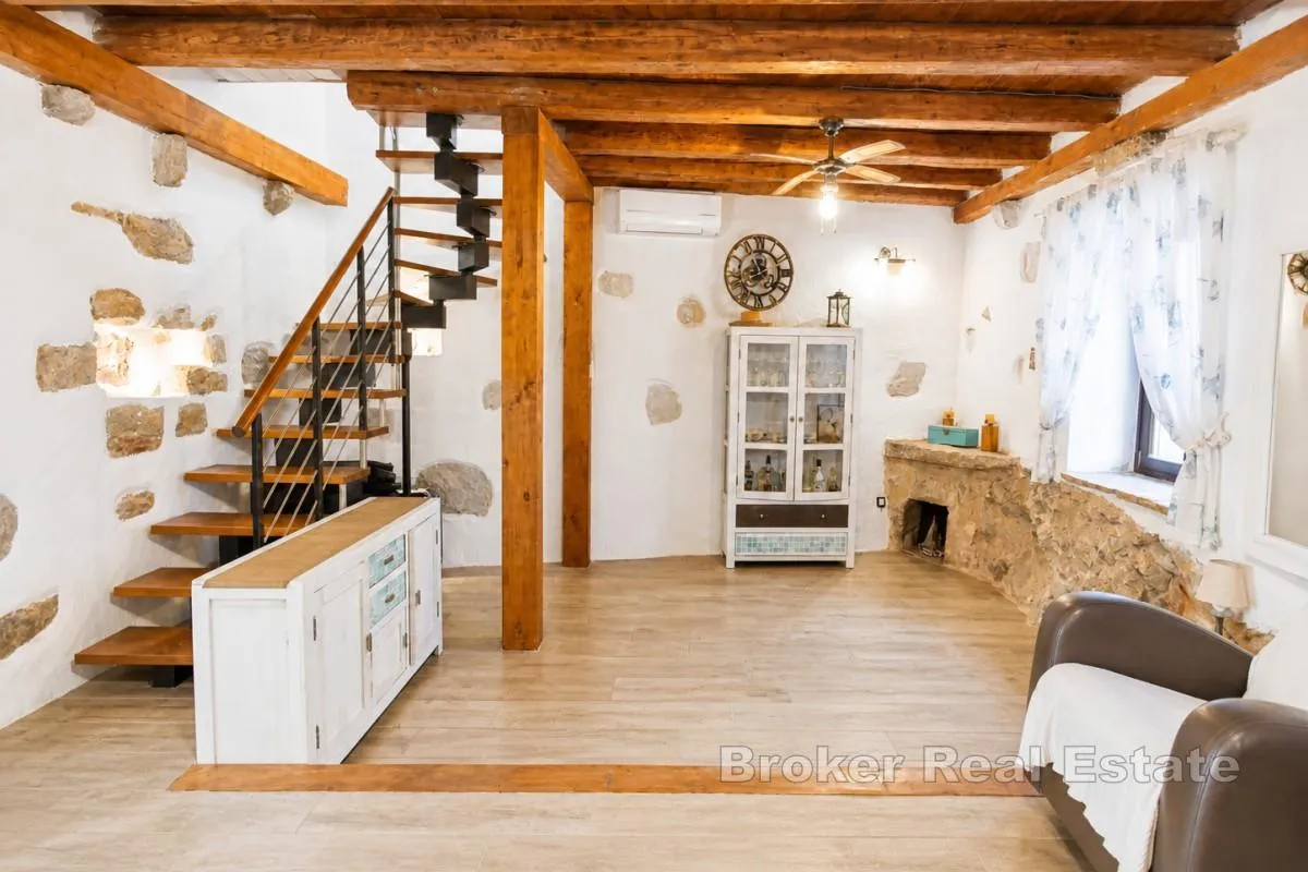 renovirana kamena kuća s bazenom - slika 7
