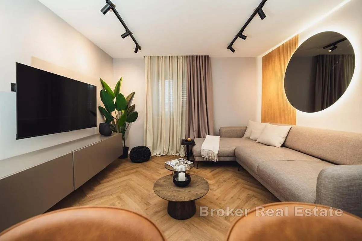 vila s dva apartmana i bazenom - slika 11