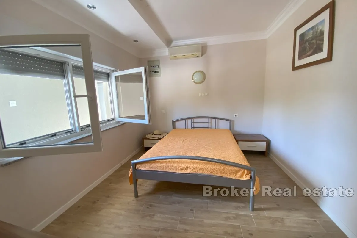 apartmanska kuća s ugostiteljskim objektom, prvi red uz more - slika 9