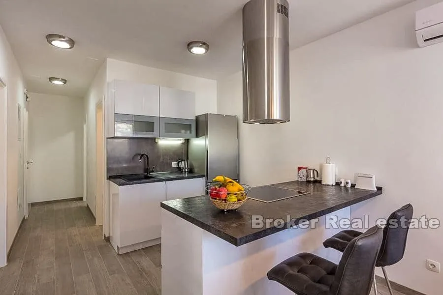 apartmanska kuća u drugom redu do mora - slika 2
