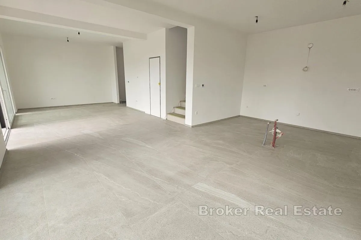 moderan dvoetažni apartman s pogledom na more - slika 7