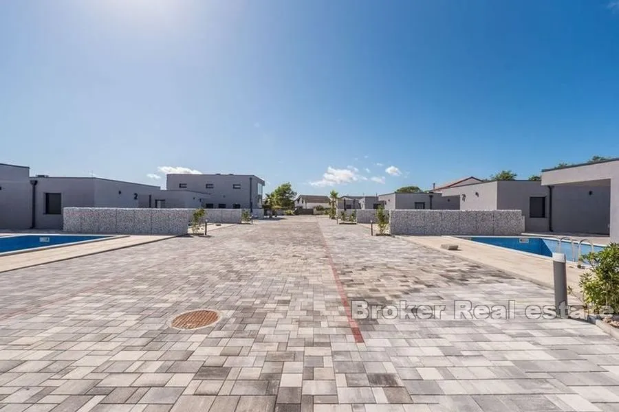atraktivan resort s ukupno 9 vila s bazenom - slika 20