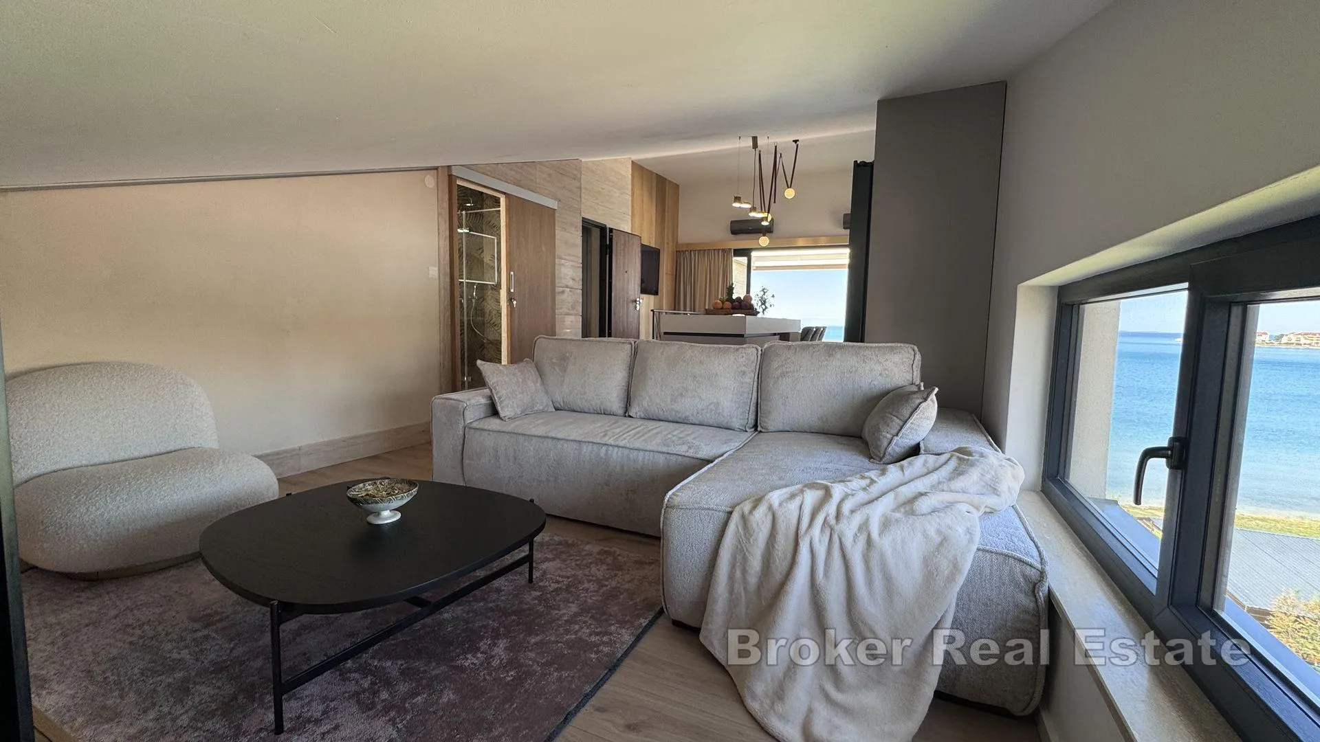luksuzan penthouse u prvom redu do mora - slika 2