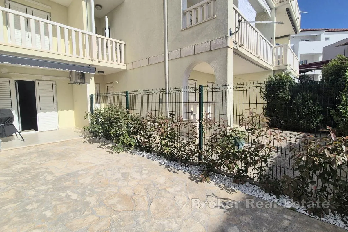 apartman s parkingom i dvorištem blizu mora - slika 8