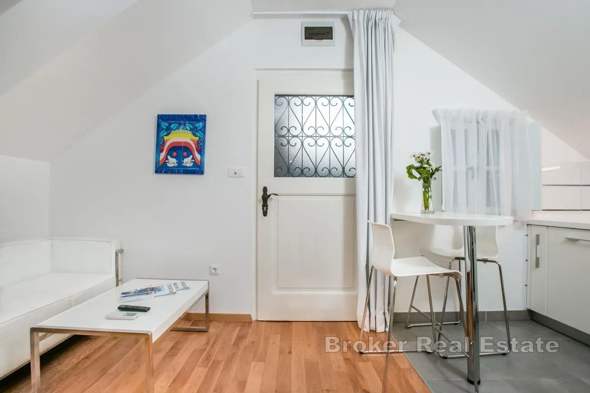 renovirana samostojeća kamena kuća sa dvije jedinice - slika 5