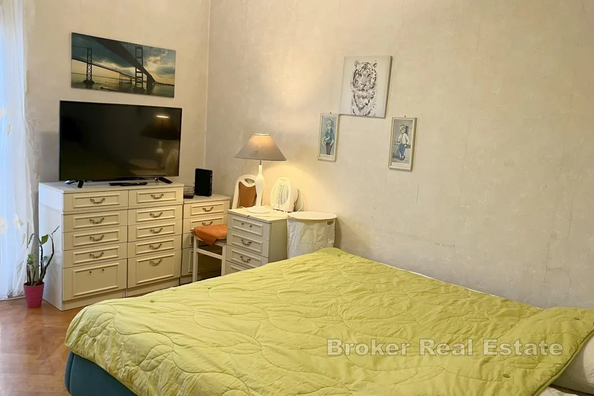 trosoban stan na dobroj lokaciji - slika 11