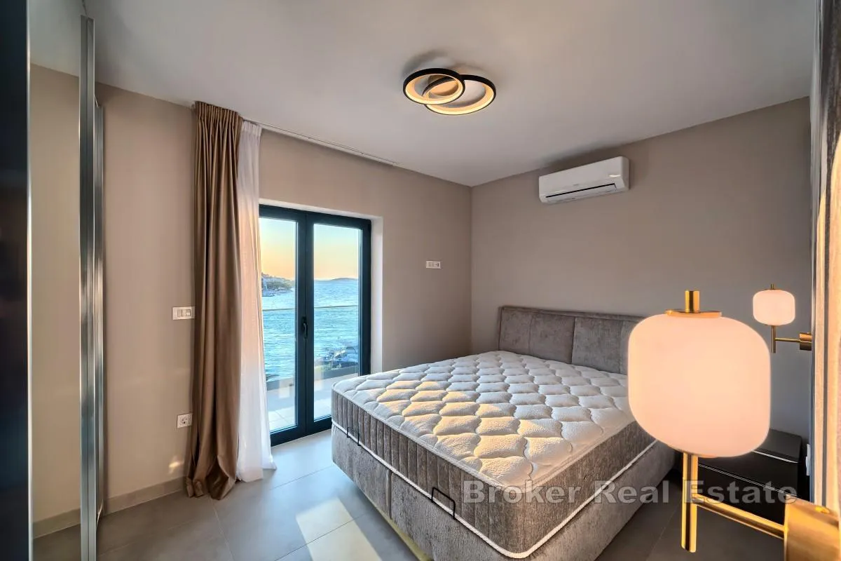 moderna vila – prvi red do mora u blizini rogoznice - slika 17