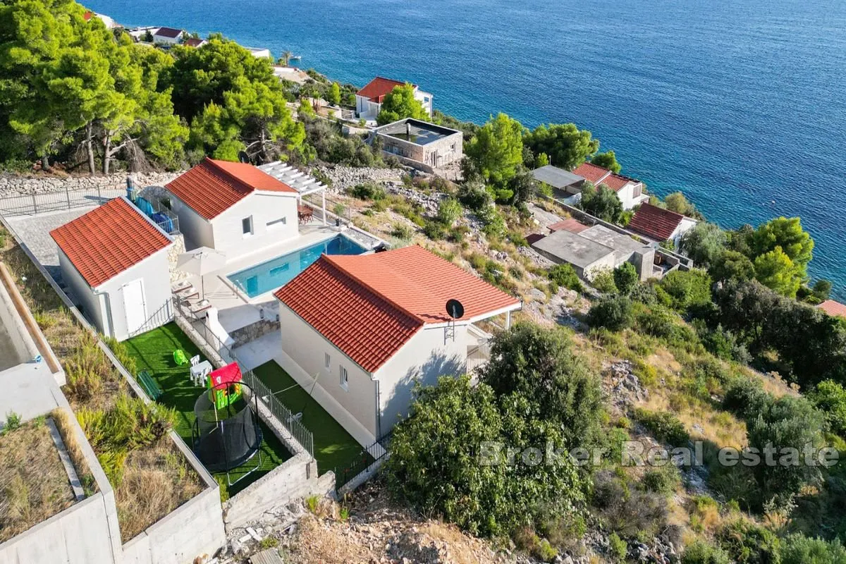 dvije manje kuće s bazenom i pogledom na more - slika 2